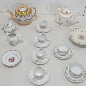 Lote de Porcelana Variada: Teteras, Azucarero, Jarrita, Fuente y Tazas con Platos - imagen 7