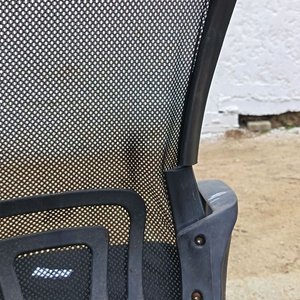 Dos Sillas de Oficina y Taburete con Detalles – Se Vende a la Vista - imagen 3
