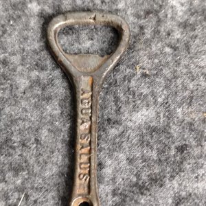 Destapador Antiguo "Agua Salus" Metal - imagen 2