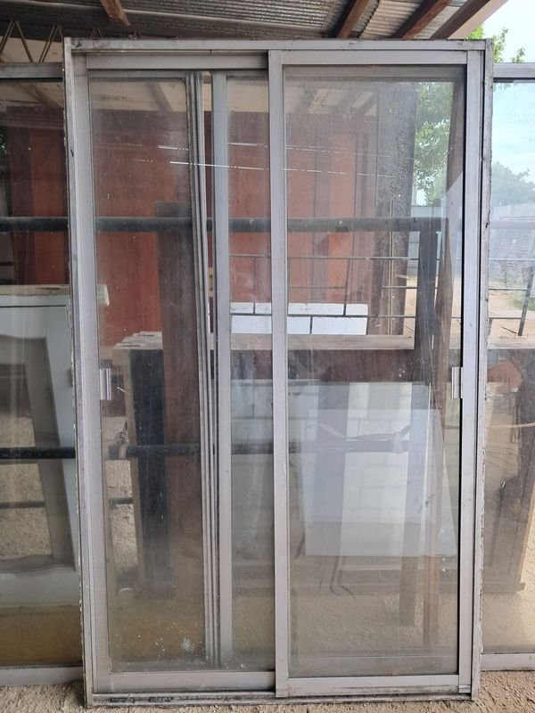 Lote anterior: Puerta de aluminio corrediza de 2 hojas