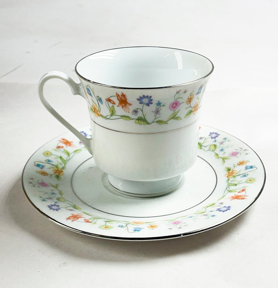 Tazas en loza blanca florales con platillo - imagen 3