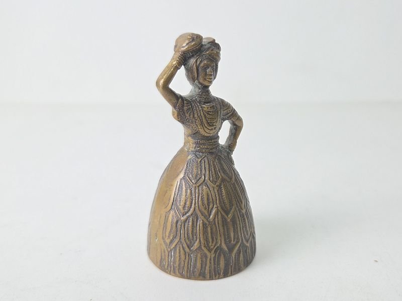 Antigua Campana en Bronce con Motivo de Dama - imagen 2