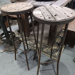 Lote siguiente: Set de 2 Taburetes Rústicos de Madera y Metal