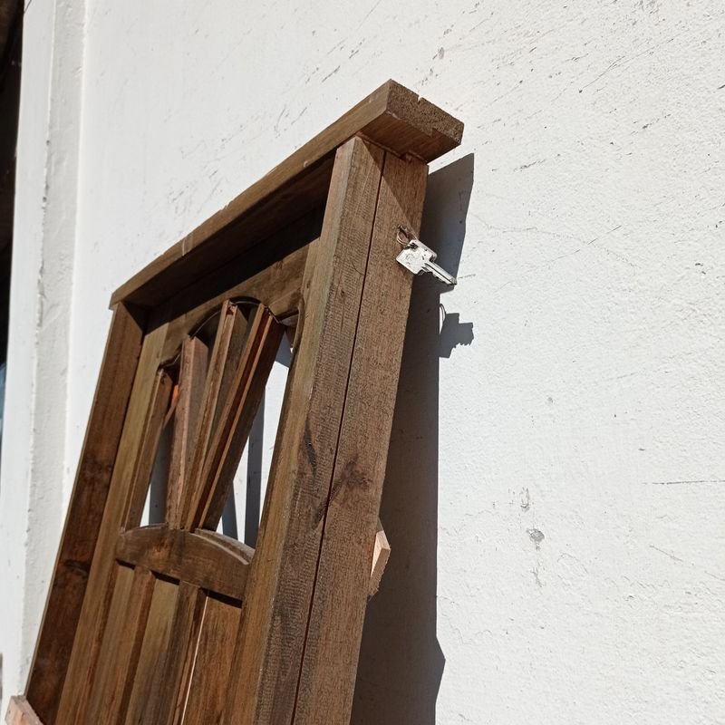 Puerta exterior en madera maciza con marco y cerradura - imagen 5