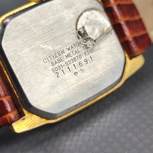 Reloj Citizen Quartz Dorado con Malla de Cuero - imagen 4