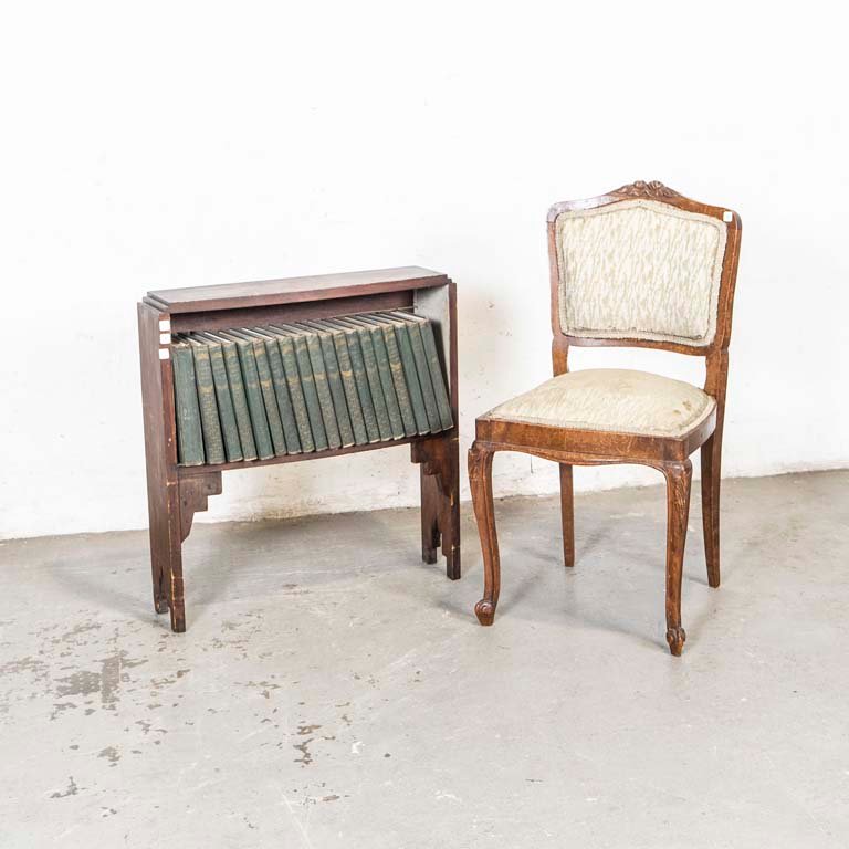 Lote siguiente: Estante de madera art decó con libros y silla francesa