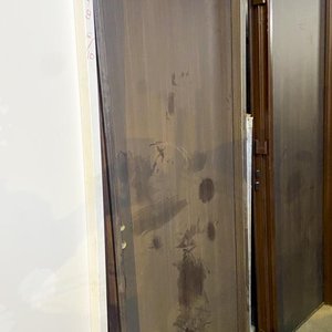 Lote siguiente: Una puerta interior mdf color marron con detalle 203 x 75 cm