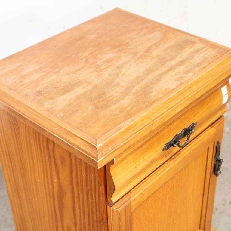 Mesa de luz en pino con cajón y puerta - imagen 2