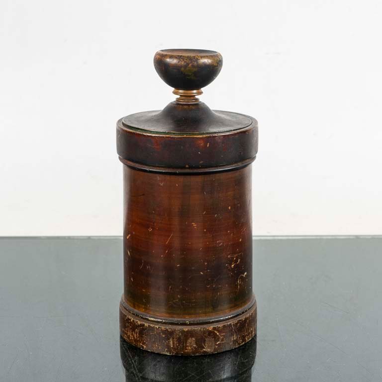 Lote siguiente: Tabaquera de madera con detalles
