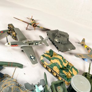 Lote de Vehículos de Guerra de Juguete Antiguos Coleccionables - imagen 3
