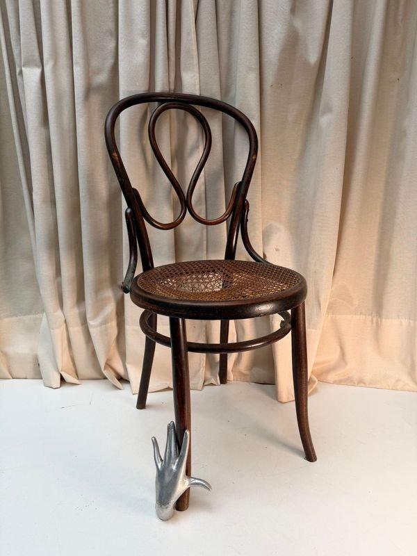 Silla Estilo Thonet Antigua con Detalle en Caño