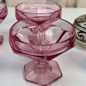 Conjunto de 4 Copas Rosadas y Taza de Cristal con Grabado "Montevideo 1917" - imagen 3