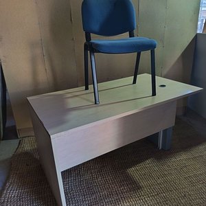 Lote siguiente: Escritorio de MDF con Silla Azul