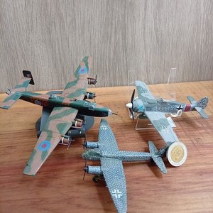 Lote siguiente: Tres Aviones a Escala de la Segunda Guerra Mundial en Metal