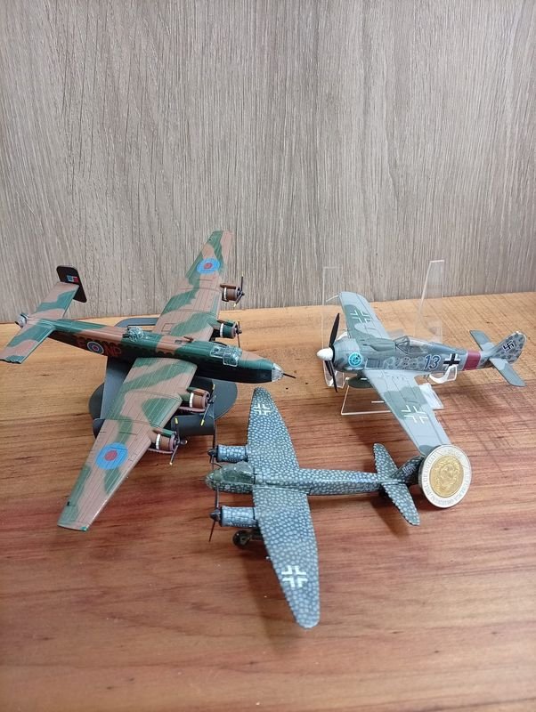 Tres Aviones a Escala de la Segunda Guerra Mundial en Metal
