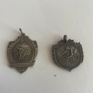 Dos Medallas Plateadas: Una Lisa y Otra de Turismo de Colonia 1950 - imagen 2