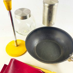 Set de Cocina: Wok Bellagio, Bandeja Desayuno, Porta Rollo y Frascos - imagen 2