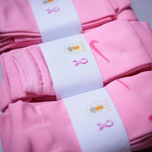 Par de Medias Rosas con Logo de Uruguay y Cinta de Concientización - imagen 3
