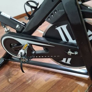L 502 - Moderna bicicleta de spinning con estructura de hierro y volante de inercia cromado (Medidas 48x101x95cm) - Funciona - imagen 6