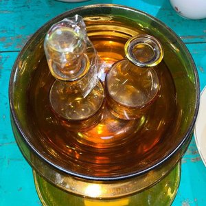 Set de 4 Fuentes Ensaladeras con Aceitero y Vinagrera de Vidrio Ámbar - imagen 2