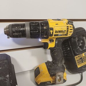Taladro Atornillador Dewalt 20V con Cargador, Batería y Valija - imagen 4