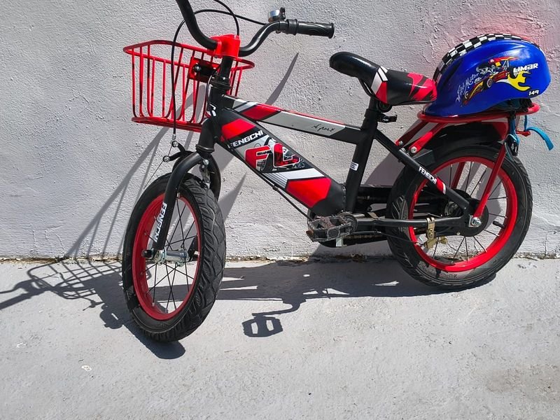 Bicicleta rodado 14 con casco igual a nueva