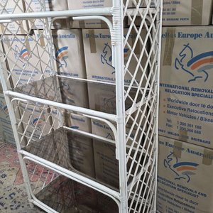 Estantería de Ratán Blanca con Diseño Arqueado y Estantes de Vidrio - imagen 5