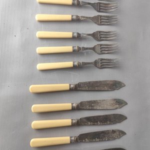 Lote siguiente: Juego de Cubiertos Antiguos con Mangos de Pasta y Virola de Plata