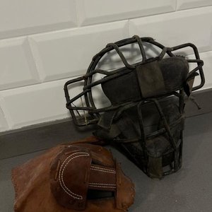 Lote anterior: Antiguo Set de Béisbol: Guante de Receptor, Careta y Pelota