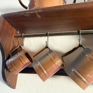 Repisa de Madera con Ganchos, 2 Jarras y 4 Tazas de Cobre - imagen 5