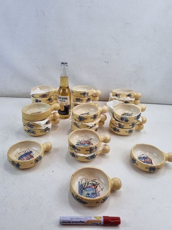 Set de 23 Mini Cazuelas Artesanales de Cerámica con Decorado Colonial