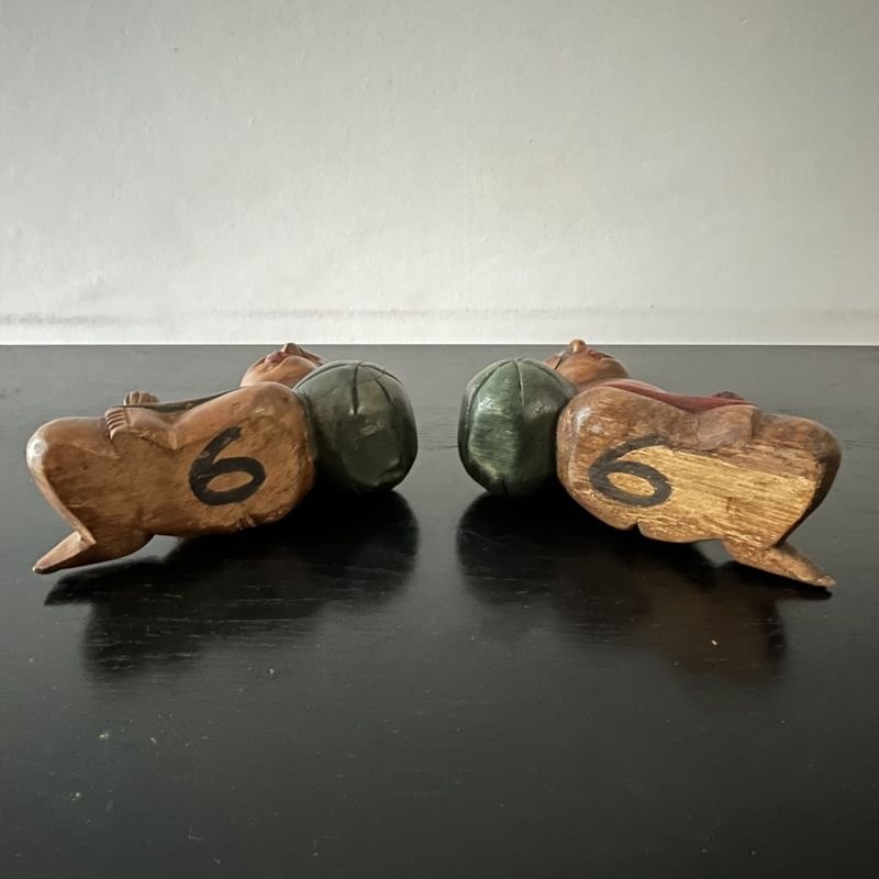 Libros y juguetes tallados en madera con detalles de cuero - imagen 3