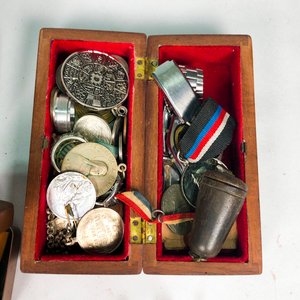 Lote de Libros, Placas, Candado y Utensilios de Bronce, Monedas y Medallas - imagen 4