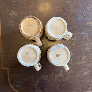 Juego de 4 Jarritas de Cerámica con Relieve y Borde Oscuro - imagen 8