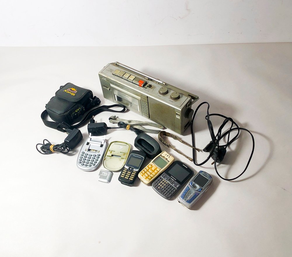 Lote de Electrónica: Teléfonos Varios, Radio JVC y Cámara Olympus con Estuche