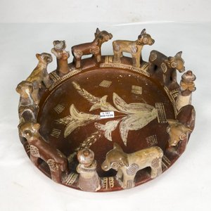 Centro de Cerámica Tallada con Animales y Figuras Humanas - imagen 1