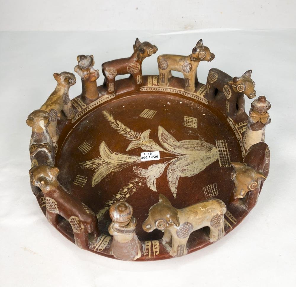 Centro de Cerámica Tallada con Animales y Figuras Humanas