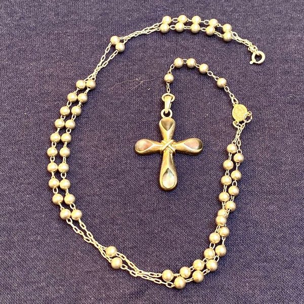 Collar de rosario de plata con cruz y detalles en metal - imagen 2