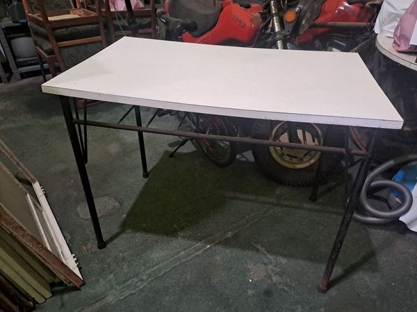 MESA DE CARMICA CON PATAS DE CAÑO EN EXELENTES CONDICIONES - imagen 1