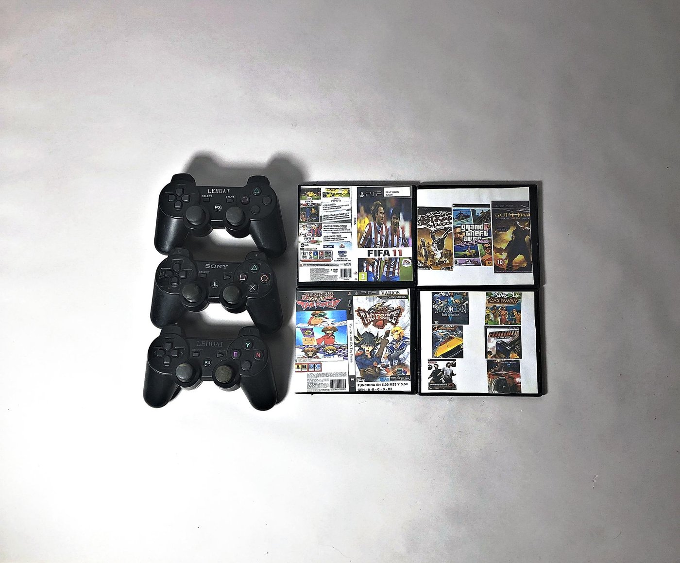Tres Joysticks para Consola y Cuatro Videojuegos PSP