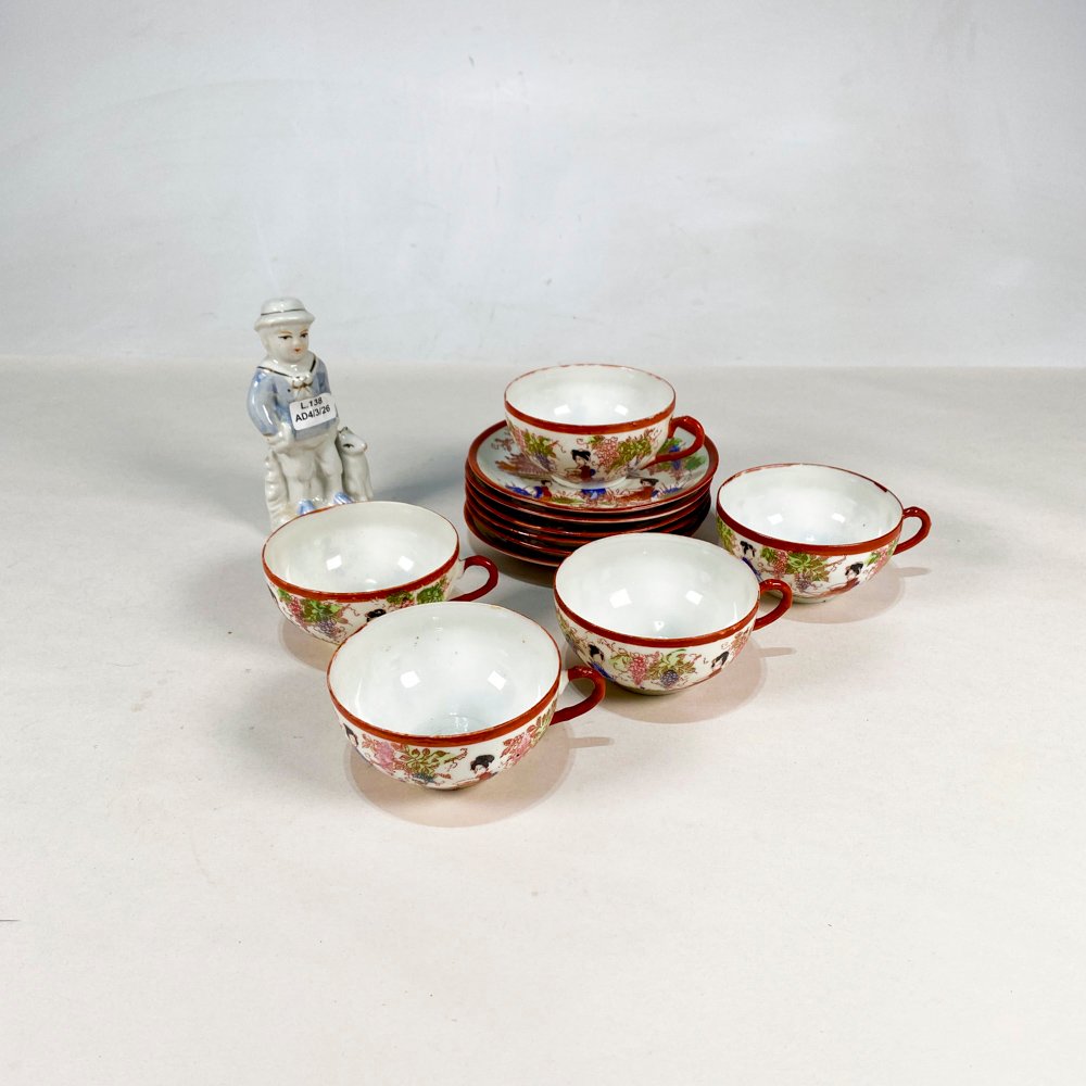 Lote anterior: Colección de platos y tazas con motivos orientales