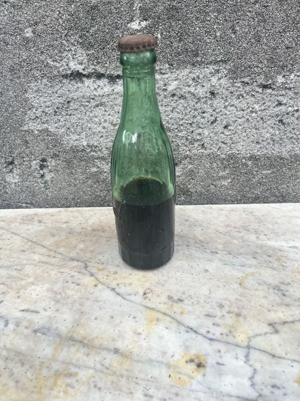 Botella de vidrio con líquido - imagen 2