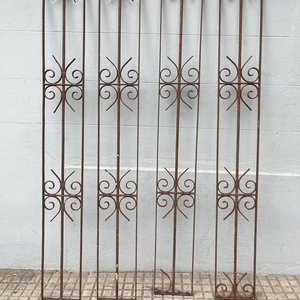 Lote siguiente: Reja Rectangular de Hierro Forjado con Diseños