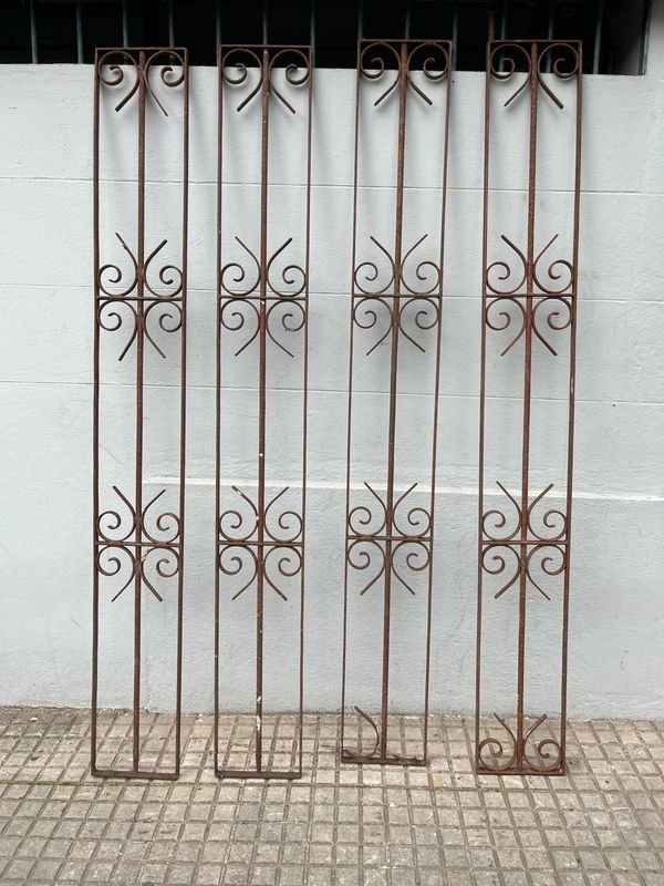 Reja Rectangular de Hierro Forjado con Diseños