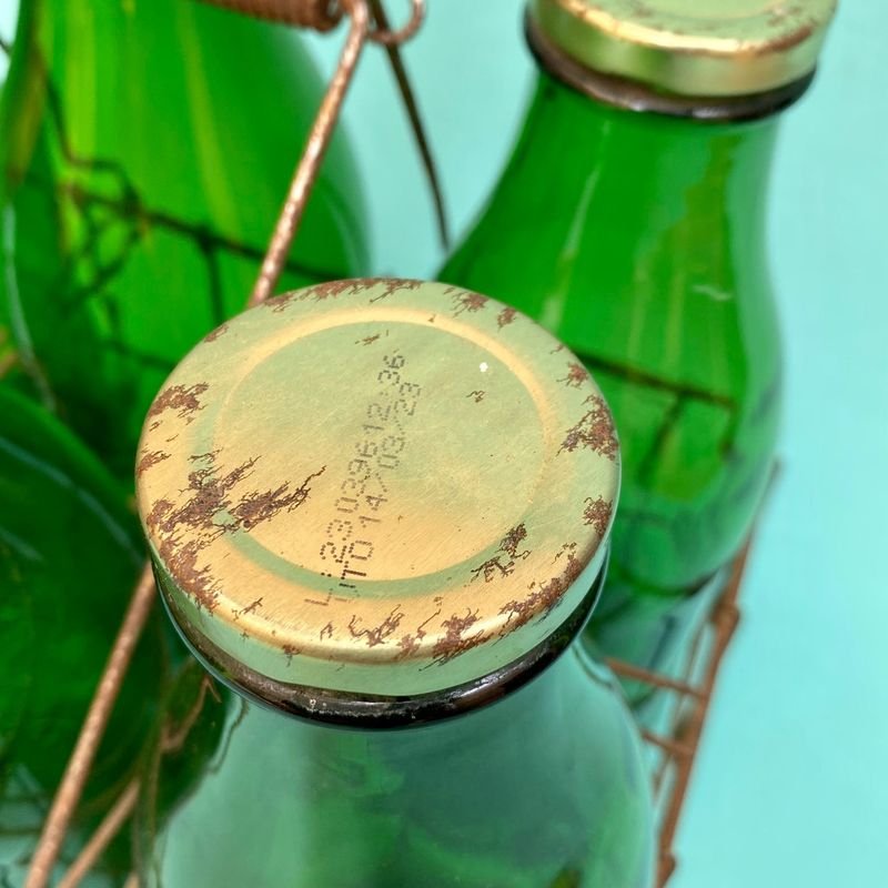 Vendedor de botellas de vidrio verde con tapas metálicas - imagen 6