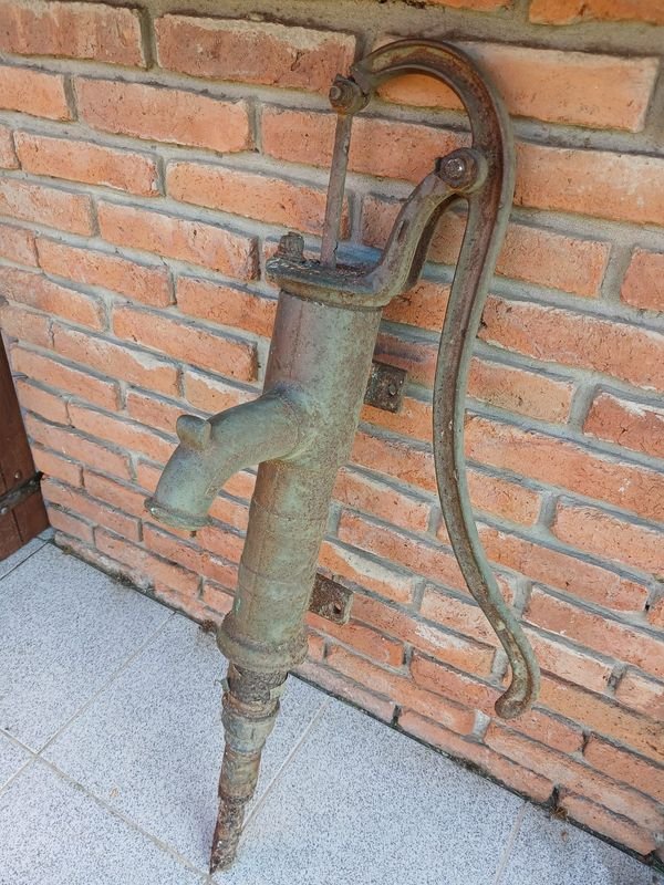 Bomba de Agua Manual Antigua de Hierro Fundido
