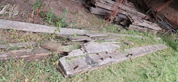Vagón de tren y larguero en mal estado - imagen 4