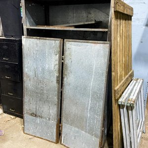 Lote siguiente: Mueble Metálico de Cuatro Puertas con Estantes