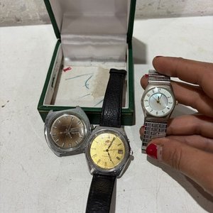 Lote anterior: Tres Relojes Antiguos Orient y Otros