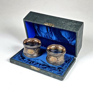 Lote siguiente: Par de Servilleteros de Plata con Estuche Original